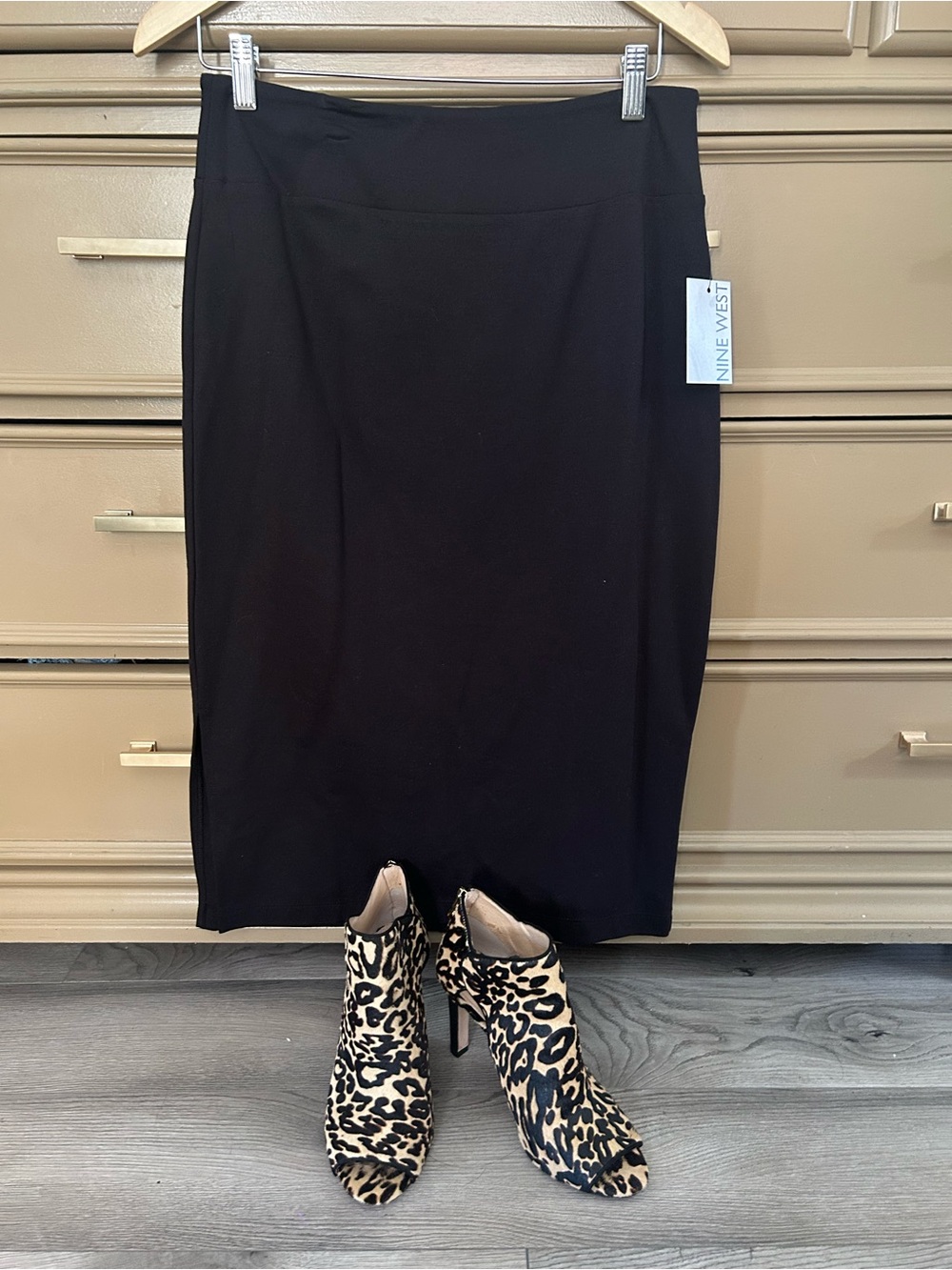Nine West Black Pencil Skirt with Sleek Silhouette